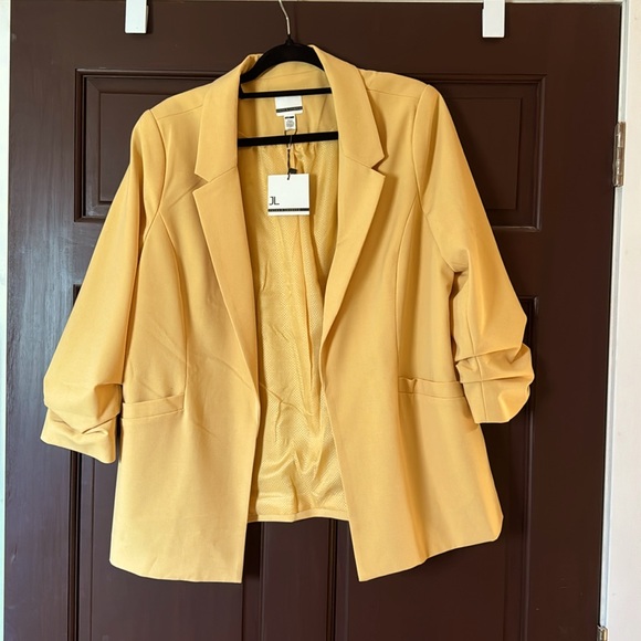 Beautiful yellow blazer. Size large new with tags. - Picture 1 of 4